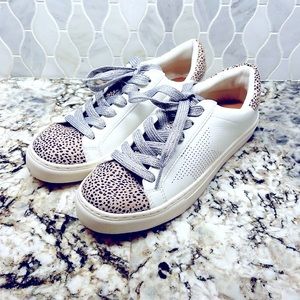 NEW-  Target Universal Thread Sneaker, size 7